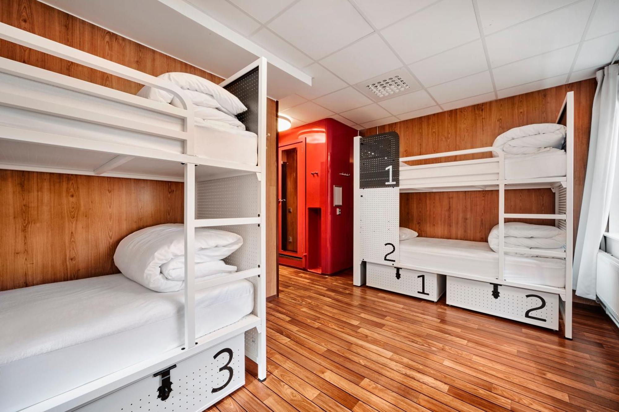 Sovsal för både män och kvinnor med 6 bäddar och eget badrum